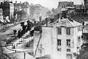 Boulevard du Temple em Paris, daguerreótipo de Louis Daguerre produzido por volta de 1838–1839. Ilustrativa ao artigo 1839 e a apresentação pública da fotografia.
