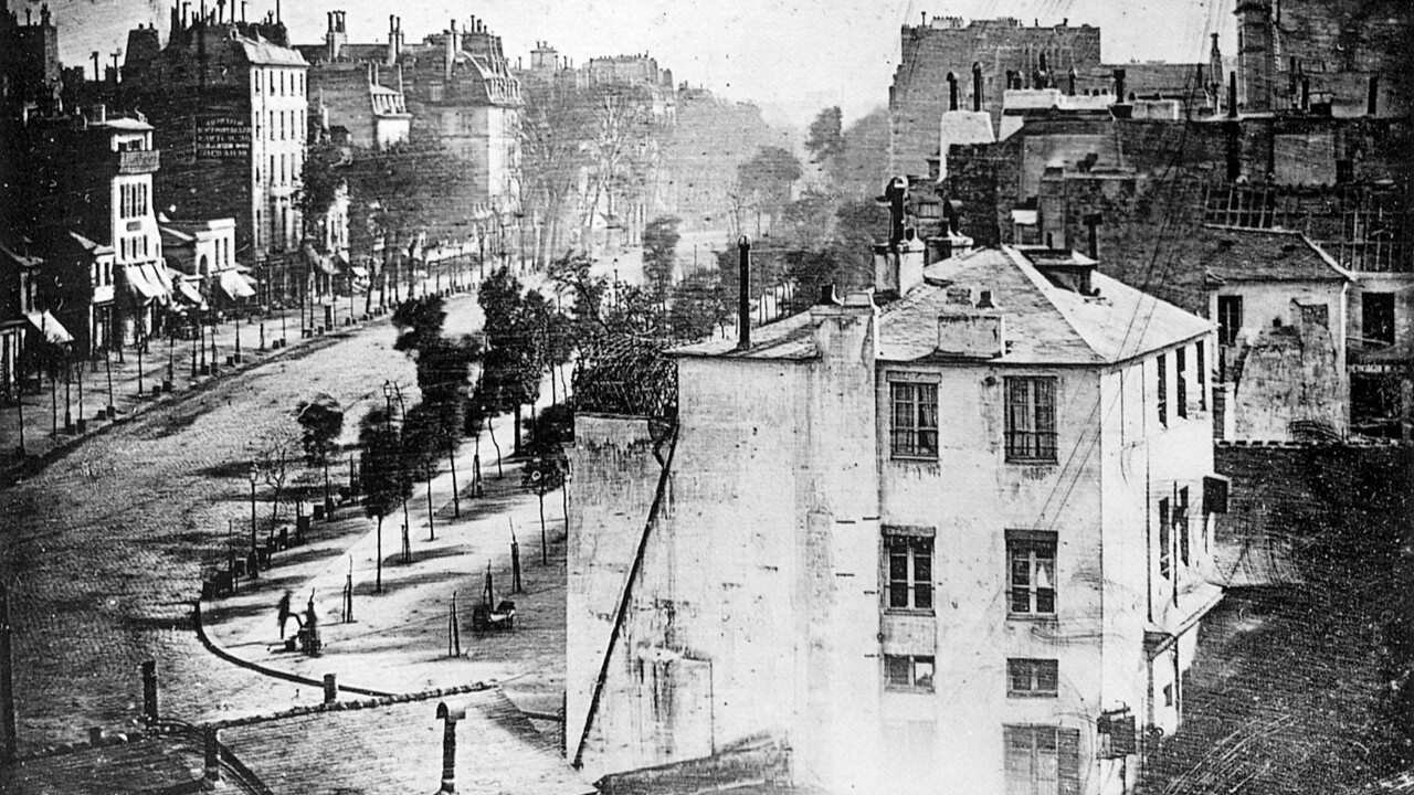 Boulevard du Temple em Paris, daguerreótipo de Louis Daguerre produzido por volta de 1838–1839. Ilustrativa ao artigo 1839 e a apresentação pública da fotografia.