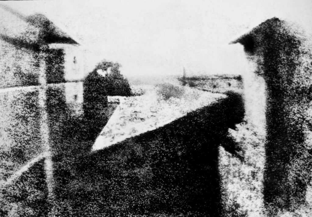 View from the Window at Le Gras (Vista da janela em Le Gras), de Joseph Nicéphore Niépce, 1827, antecedente histórico de 1839 e da apresentação pública da fotografia.