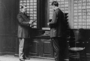 Arquivo de fotografias de identificação da polícia de Nova York em 1909, com dois homens diante da Rogues’ Gallery. Ilustrativa ao artigo Uma introdução aos registros visuais e às práticas de identificação e investigação.
