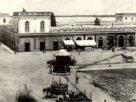 Vista do Mercado Público de Porto Alegre, por volta de 1890, com carroças e circulação no entorno., em fotografia de Virgílio Calegari, c. 1890.