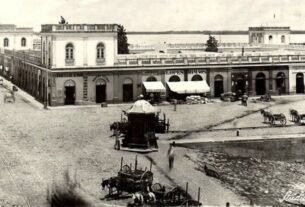 Vista do Mercado Público de Porto Alegre, por volta de 1890, com carroças e circulação no entorno., em fotografia de Virgílio Calegari, c. 1890.